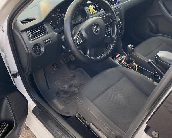 Белый Шкода Рапид, объемом двигателя 1.6 л и пробегом 175 тыс. км за 7300 $, фото 9 на Automoto.ua