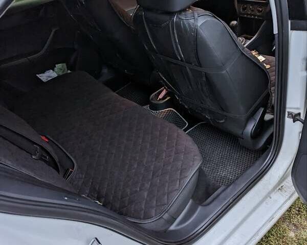 Белый Шкода Рапид, объемом двигателя 1.6 л и пробегом 204 тыс. км за 7300 $, фото 12 на Automoto.ua