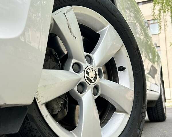 Білий Шкода Рапід, об'ємом двигуна 1.2 л та пробігом 195 тис. км за 7000 $, фото 5 на Automoto.ua