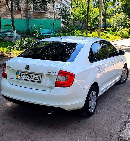 Белый Шкода Рапид, объемом двигателя 1.2 л и пробегом 135 тыс. км за 8800 $, фото 1 на Automoto.ua