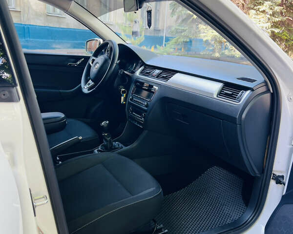 Білий Шкода Рапід, об'ємом двигуна 0 л та пробігом 255 тис. км за 8200 $, фото 4 на Automoto.ua