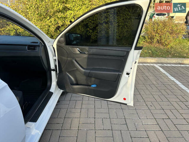 Шкода Рапид 2013 в Киеве на Automoto.ua Белый Шкода Рапид, объемом двигателя 1.6 л и пробегом 200 тыс. км за 8500 $, фото 16 на Automoto.ua
