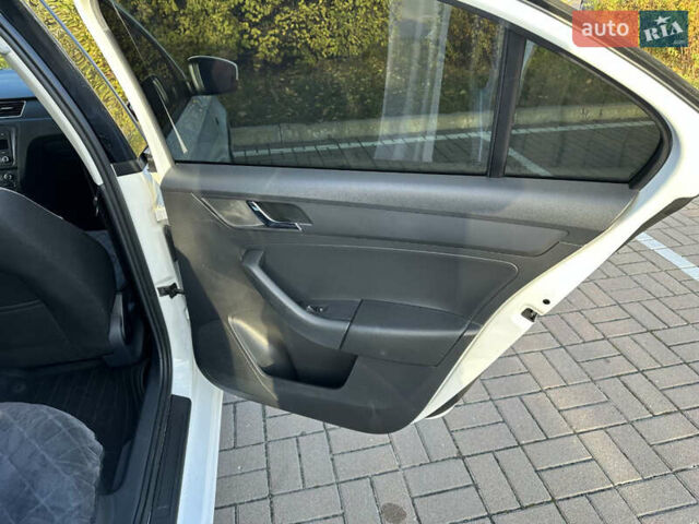 Шкода Рапид 2013 в Киеве на Automoto.ua Белый Шкода Рапид, объемом двигателя 1.6 л и пробегом 200 тыс. км за 8500 $, фото 18 на Automoto.ua