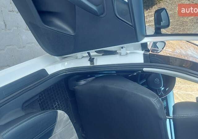 Белый Шкода Рапид, объемом двигателя 1.2 л и пробегом 122 тыс. км за 7500 $, фото 9 на Automoto.ua