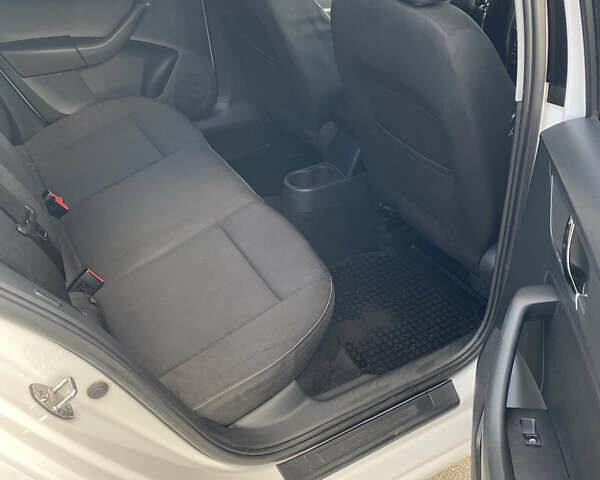 Белый Шкода Рапид, объемом двигателя 1.6 л и пробегом 175 тыс. км за 7300 $, фото 8 на Automoto.ua