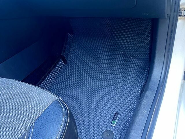 Шкода Рапид 2013 в Харькове на Automoto.ua Белый Шкода Рапид, объемом двигателя 1.6 л и пробегом 130 тыс. км за 9000 $, фото 8 на Automoto.ua