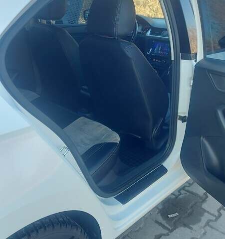 Белый Шкода Рапид, объемом двигателя 1.2 л и пробегом 122 тыс. км за 7500 $, фото 8 на Automoto.ua