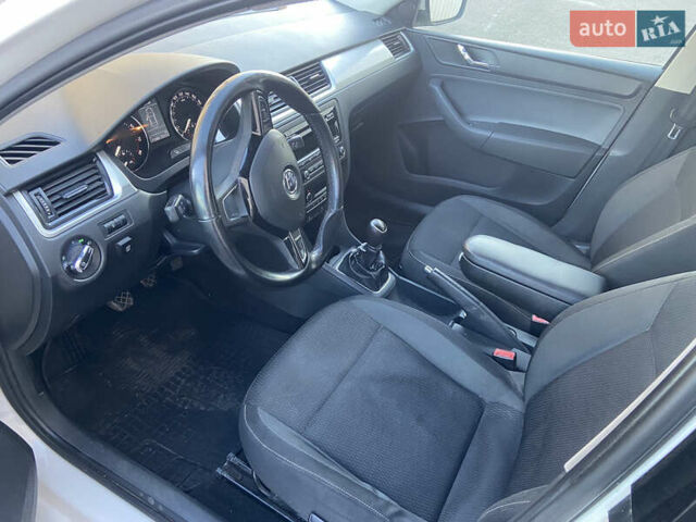 Белый Шкода Рапид, объемом двигателя 1.6 л и пробегом 275 тыс. км за 6500 $, фото 5 на Automoto.ua