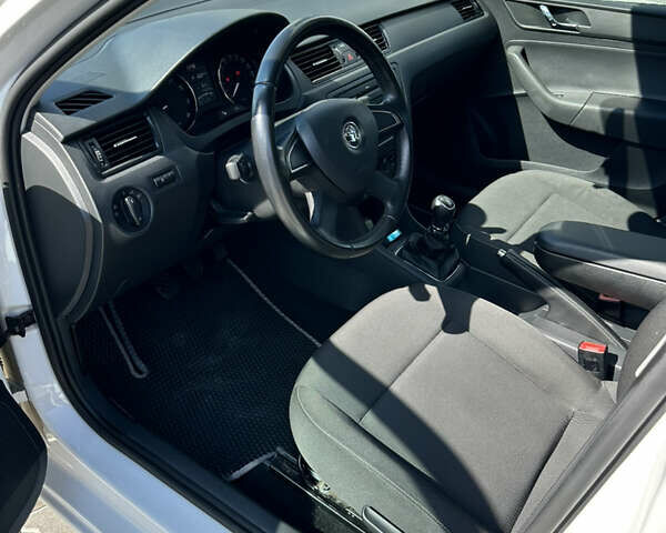 Белый Шкода Рапид, объемом двигателя 1.2 л и пробегом 132 тыс. км за 8500 $, фото 17 на Automoto.ua