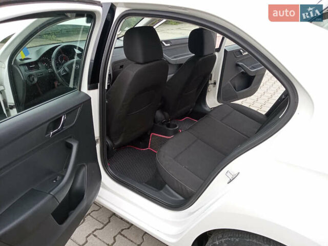 Шкода Рапид 2013 в Шепетовке на Automoto.ua Белый Шкода Рапид, объемом двигателя 1.6 л и пробегом 281 тыс. км за 8200 $, фото 9 на Automoto.ua