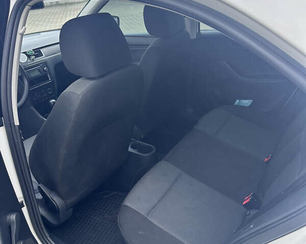 Белый Шкода Рапид, объемом двигателя 1.2 л и пробегом 259 тыс. км за 6500 $, фото 6 на Automoto.ua