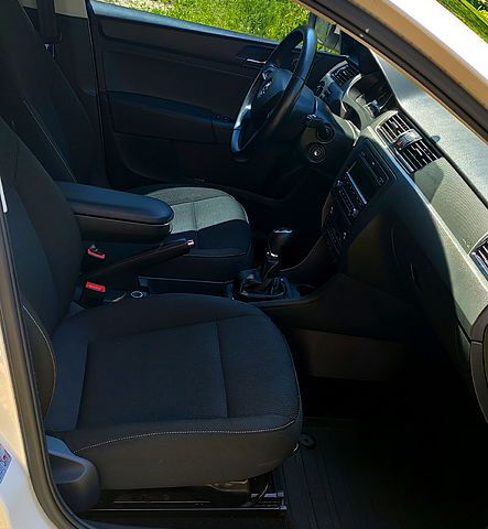 Белый Шкода Рапид, объемом двигателя 1.2 л и пробегом 135 тыс. км за 8800 $, фото 3 на Automoto.ua