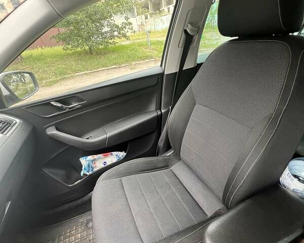 Білий Шкода Рапід, об'ємом двигуна 1.6 л та пробігом 293 тис. км за 7400 $, фото 5 на Automoto.ua