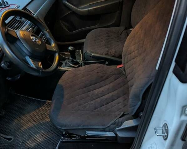 Белый Шкода Рапид, объемом двигателя 1.6 л и пробегом 204 тыс. км за 7300 $, фото 6 на Automoto.ua