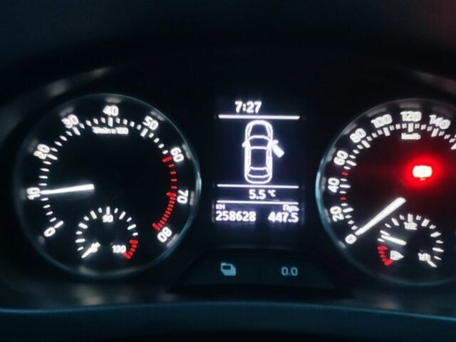 Белый Шкода Рапид, объемом двигателя 1.6 л и пробегом 259 тыс. км за 7500 $, фото 7 на Automoto.ua