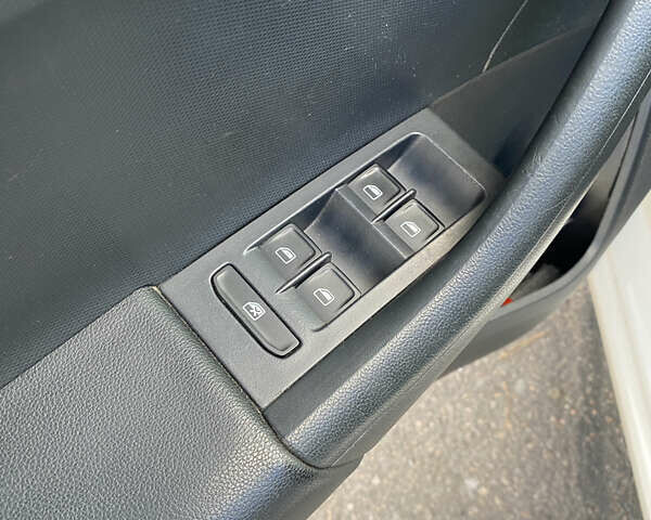 Белый Шкода Рапид, объемом двигателя 1.6 л и пробегом 175 тыс. км за 7300 $, фото 11 на Automoto.ua