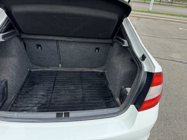 Білий Шкода Рапід, об'ємом двигуна 1.6 л та пробігом 241 тис. км за 6000 $, фото 5 на Automoto.ua