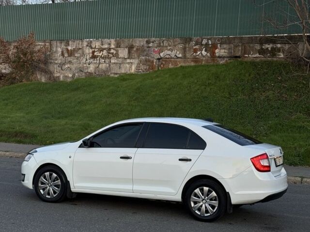 Белый Шкода Рапид, объемом двигателя 1.6 л и пробегом 225 тыс. км за 6700 $, фото 4 на Automoto.ua