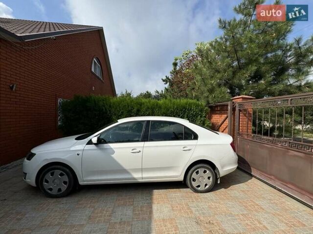 Белый Шкода Рапид, объемом двигателя 1.6 л и пробегом 125 тыс. км за 8600 $, фото 4 на Automoto.ua