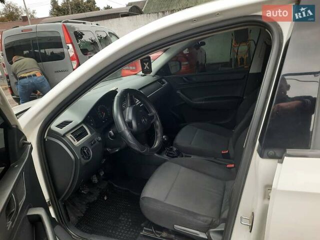 Белый Шкода Рапид, объемом двигателя 1.2 л и пробегом 291 тыс. км за 7000 $, фото 2 на Automoto.ua