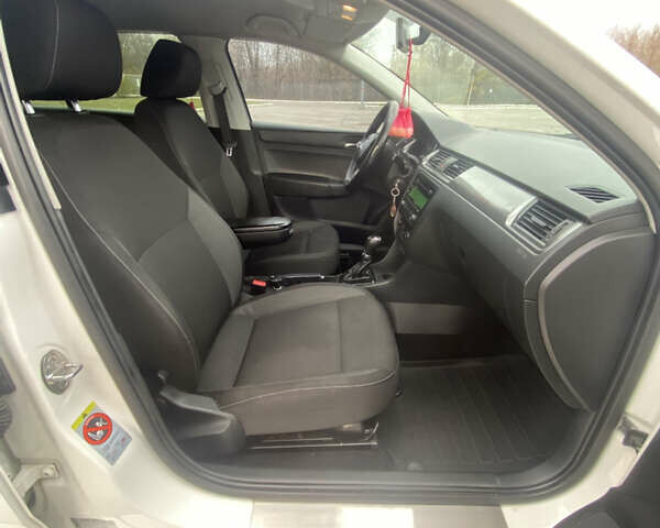 Білий Шкода Рапід, об'ємом двигуна 1.6 л та пробігом 257 тис. км за 8500 $, фото 19 на Automoto.ua