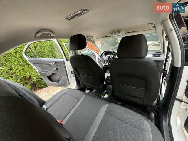 Белый Шкода Рапид, объемом двигателя 1.6 л и пробегом 125 тыс. км за 8600 $, фото 3 на Automoto.ua
