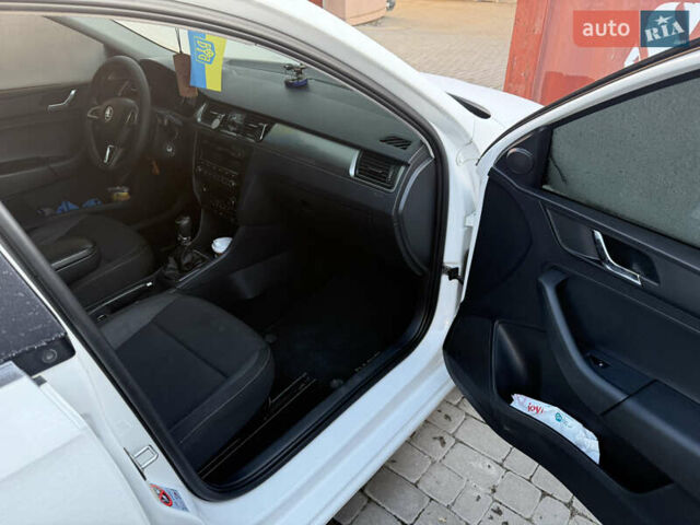 Білий Шкода Рапід, об'ємом двигуна 1.6 л та пробігом 350 тис. км за 7500 $, фото 5 на Automoto.ua