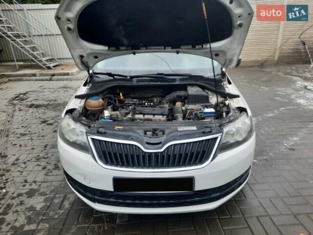 Белый Шкода Рапид, объемом двигателя 1.2 л и пробегом 291 тыс. км за 7000 $, фото 7 на Automoto.ua