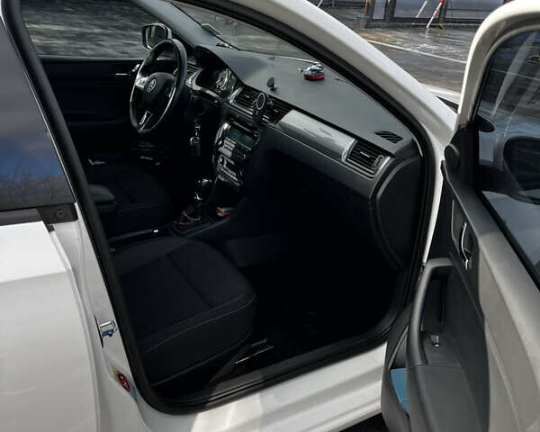 Белый Шкода Рапид, объемом двигателя 1.6 л и пробегом 115 тыс. км за 11600 $, фото 19 на Automoto.ua