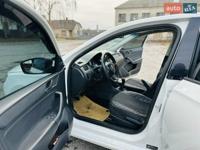 Белый Шкода Рапид, объемом двигателя 1.2 л и пробегом 65 тыс. км за 9300 $, фото 8 на Automoto.ua