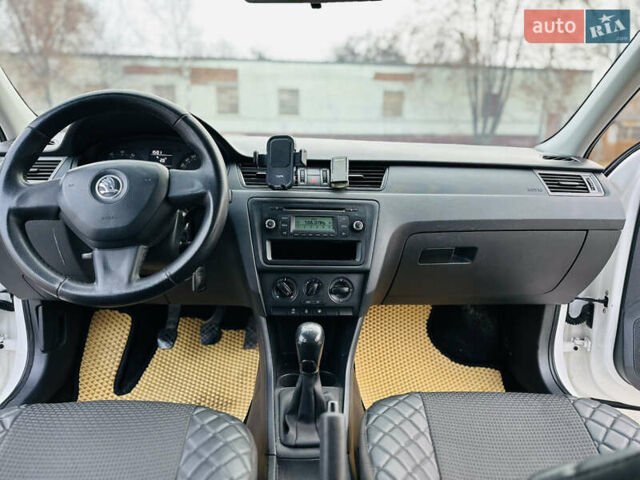 Белый Шкода Рапид, объемом двигателя 1.2 л и пробегом 65 тыс. км за 9300 $, фото 7 на Automoto.ua