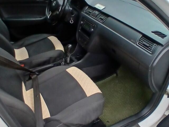 Білий Шкода Рапід, об'ємом двигуна 1.2 л та пробігом 106 тис. км за 6300 $, фото 5 на Automoto.ua