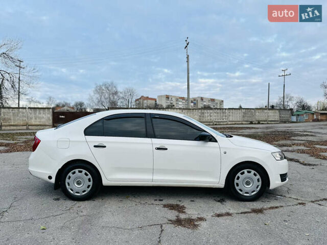 Белый Шкода Рапид, объемом двигателя 1.2 л и пробегом 65 тыс. км за 9300 $, фото 4 на Automoto.ua