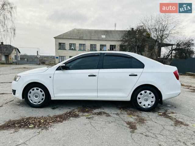 Белый Шкода Рапид, объемом двигателя 1.2 л и пробегом 65 тыс. км за 9300 $, фото 1 на Automoto.ua