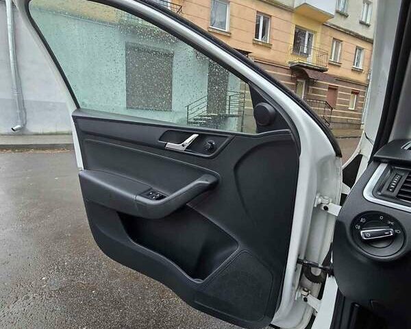 Белый Шкода Рапид, объемом двигателя 1.4 л и пробегом 228 тыс. км за 7500 $, фото 13 на Automoto.ua