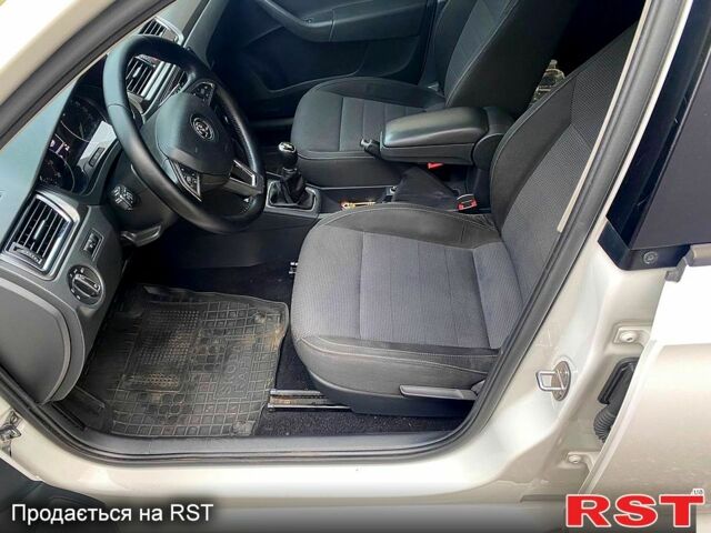 Білий Шкода Рапід, об'ємом двигуна 1.6 л та пробігом 200 тис. км за 8500 $, фото 11 на Automoto.ua