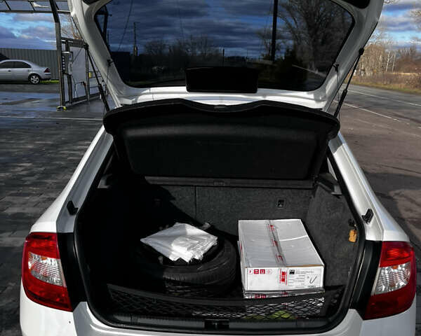 Белый Шкода Рапид, объемом двигателя 1.6 л и пробегом 115 тыс. км за 11600 $, фото 18 на Automoto.ua