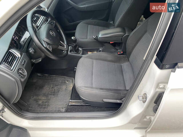 Білий Шкода Рапід, об'ємом двигуна 1.6 л та пробігом 200 тис. км за 8500 $, фото 12 на Automoto.ua