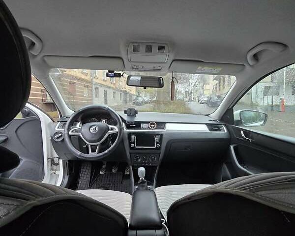 Белый Шкода Рапид, объемом двигателя 1.4 л и пробегом 228 тыс. км за 7500 $, фото 12 на Automoto.ua