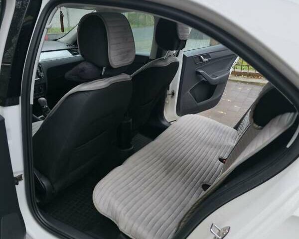 Белый Шкода Рапид, объемом двигателя 1.4 л и пробегом 228 тыс. км за 7500 $, фото 18 на Automoto.ua