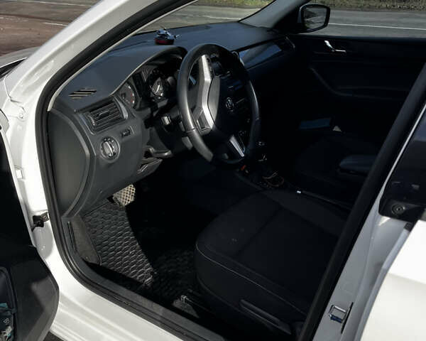 Белый Шкода Рапид, объемом двигателя 1.6 л и пробегом 115 тыс. км за 11600 $, фото 16 на Automoto.ua