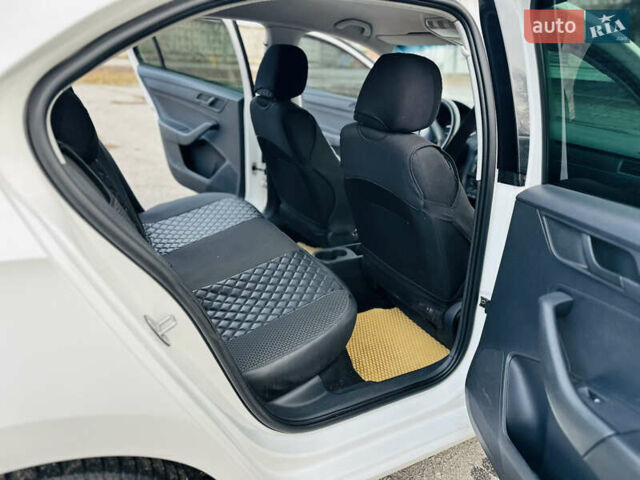 Белый Шкода Рапид, объемом двигателя 1.2 л и пробегом 65 тыс. км за 9300 $, фото 6 на Automoto.ua