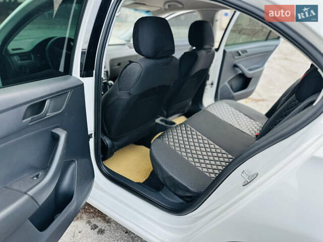 Белый Шкода Рапид, объемом двигателя 1.2 л и пробегом 65 тыс. км за 9300 $, фото 9 на Automoto.ua