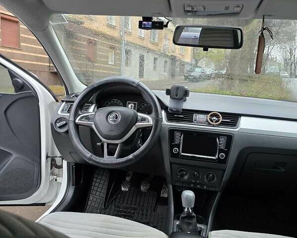 Белый Шкода Рапид, объемом двигателя 1.4 л и пробегом 228 тыс. км за 7500 $, фото 22 на Automoto.ua