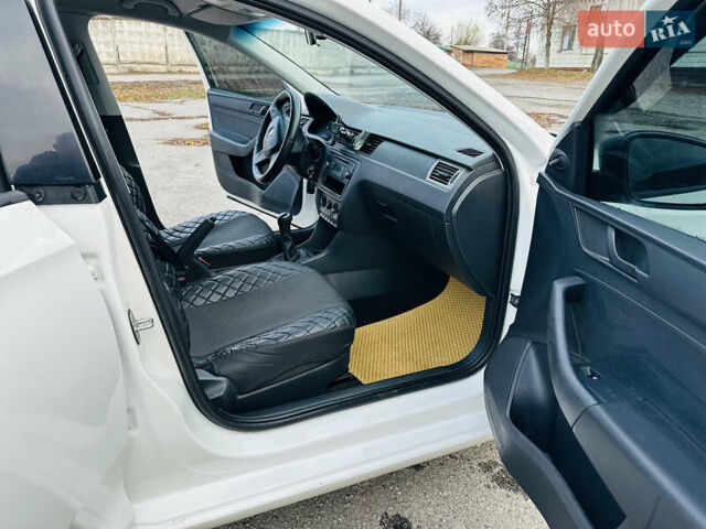 Белый Шкода Рапид, объемом двигателя 1.2 л и пробегом 65 тыс. км за 9300 $, фото 5 на Automoto.ua