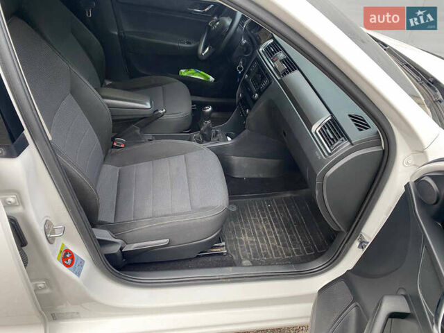 Білий Шкода Рапід, об'ємом двигуна 1.6 л та пробігом 200 тис. км за 8500 $, фото 11 на Automoto.ua