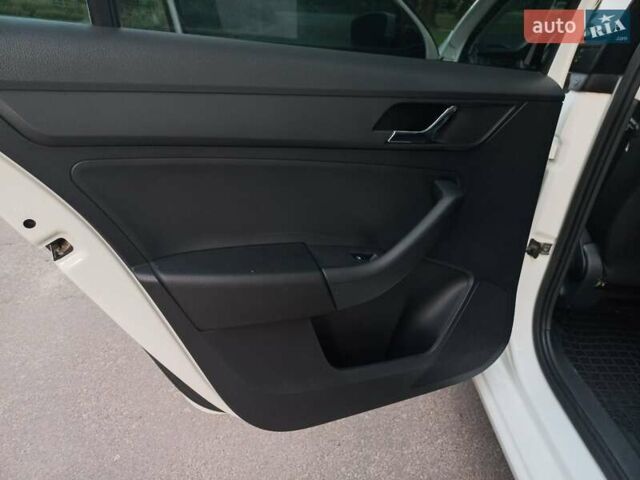Білий Шкода Рапід, об'ємом двигуна 1.6 л та пробігом 240 тис. км за 7000 $, фото 9 на Automoto.ua