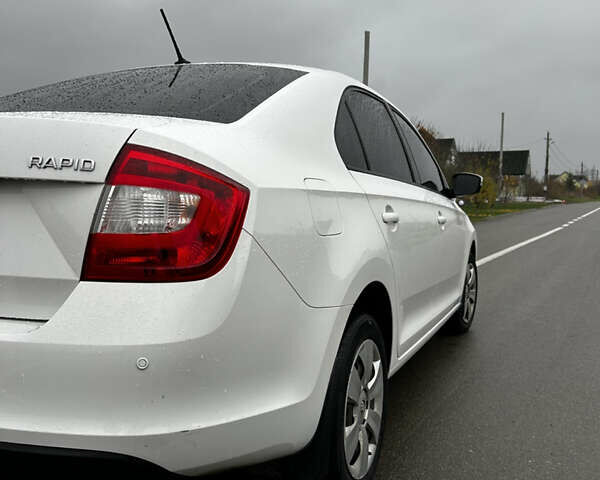 Белый Шкода Рапид, объемом двигателя 1.6 л и пробегом 115 тыс. км за 13000 $, фото 5 на Automoto.ua