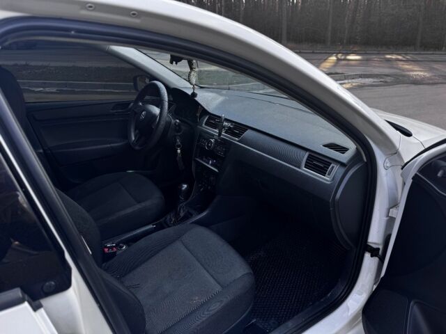 Белый Шкода Рапид, объемом двигателя 1.2 л и пробегом 260 тыс. км за 6600 $, фото 14 на Automoto.ua