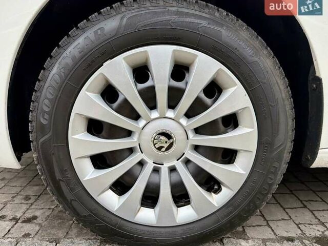 Белый Шкода Рапид, объемом двигателя 1.2 л и пробегом 141 тыс. км за 7800 $, фото 21 на Automoto.ua